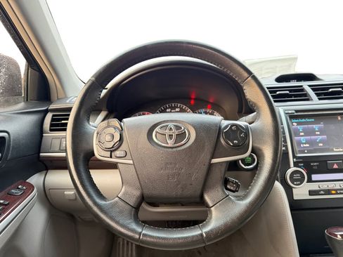Used 2014 Toyota Camry XLE w/ Convenience Package image 12
