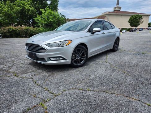 Used 2018 Ford Fusion SE w/ Equipment Group 201A FWD image 3