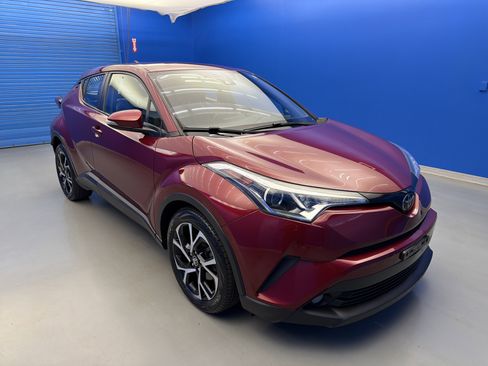 Used 2018 Toyota C-HR XLE FWD image 2