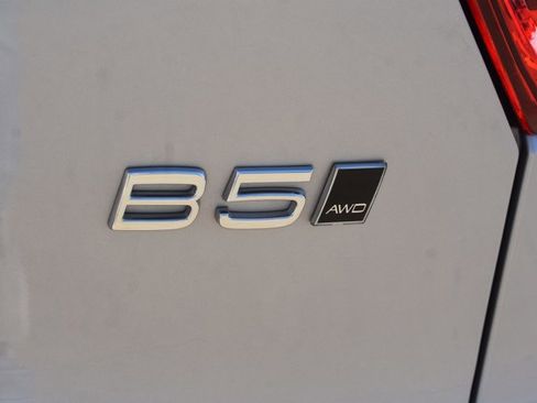 Used 2025 Volvo XC40 B5 Plus image 8