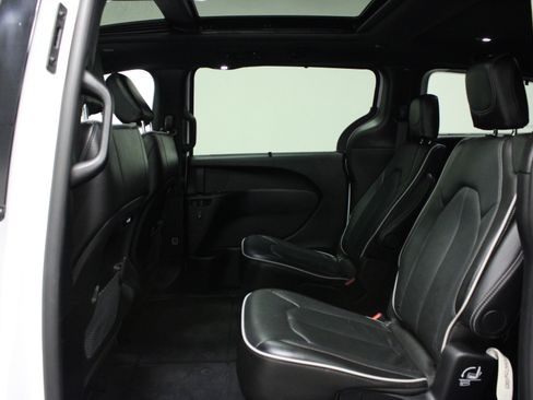 Used 2025 Chrysler Pacifica Limited FWD image 13