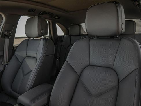 Certified 2025 Porsche Macan image 5