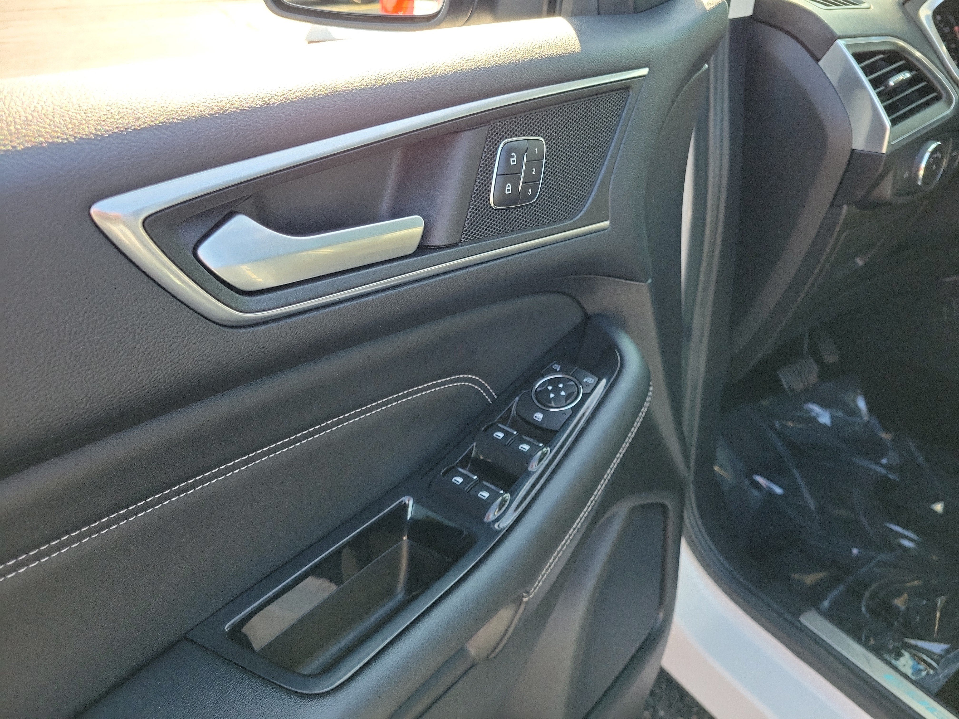 Used 2016 Ford Edge Titanium w/ Equipment Group 302A FWD image 18
