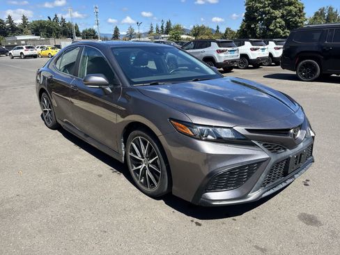 Used 2022 Toyota Camry SE w/ Convenience Package FWD image 5