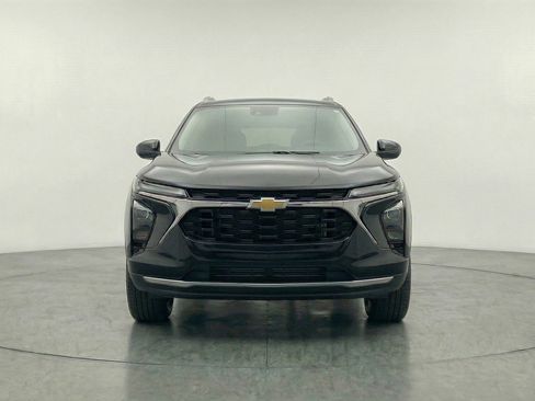 Used 2025 Chevrolet Trax LT image 2
