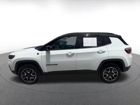 Used 2025 Jeep Compass Trailhawk AWD/4WD image 9