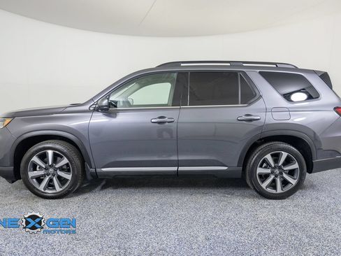Used 2025 Honda Pilot Touring image 4