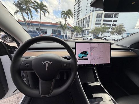 Used 2020 Tesla Model Y Long Range image 19