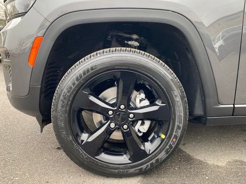 New 2025 Jeep Grand Cherokee Altitude image 17