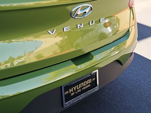 Used 2024 Hyundai Venue SEL FWD image 11