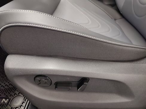 Used 2025 Volkswagen Tiguan SE image 14