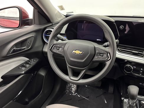 Used 2025 Chevrolet Trax LT FWD image 25