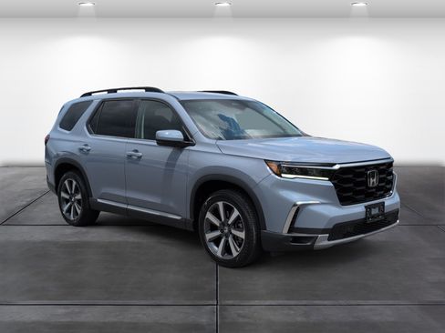 Certified 2025 Honda Pilot Touring image 2