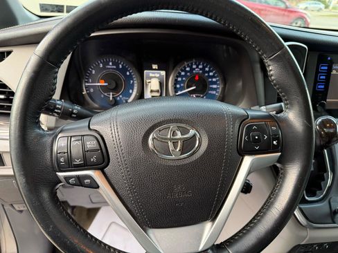 Used 2015 Toyota Sienna XLE image 9