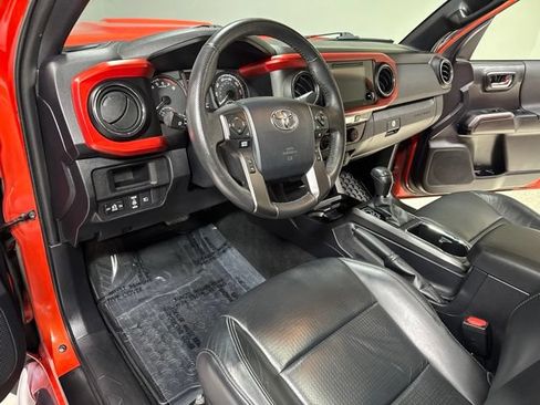 Used 2018 Toyota Tacoma SR5 AWD/4WD image 12