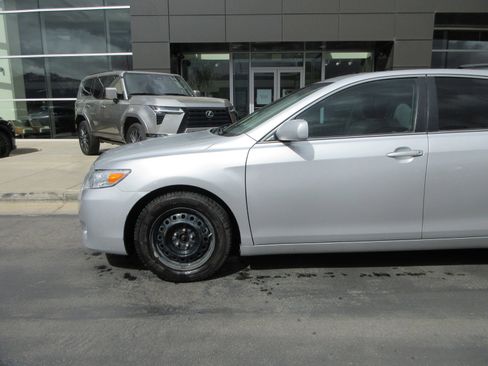 Used 2010 Toyota Camry LE image 2