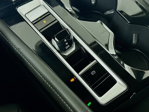 Used 2025 Volkswagen Atlas SE image 25