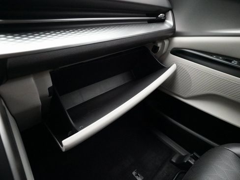 Certified 2024 Kia Carnival LX image 30