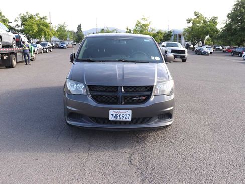 Used 2017 Dodge Grand Caravan SE FWD image 2