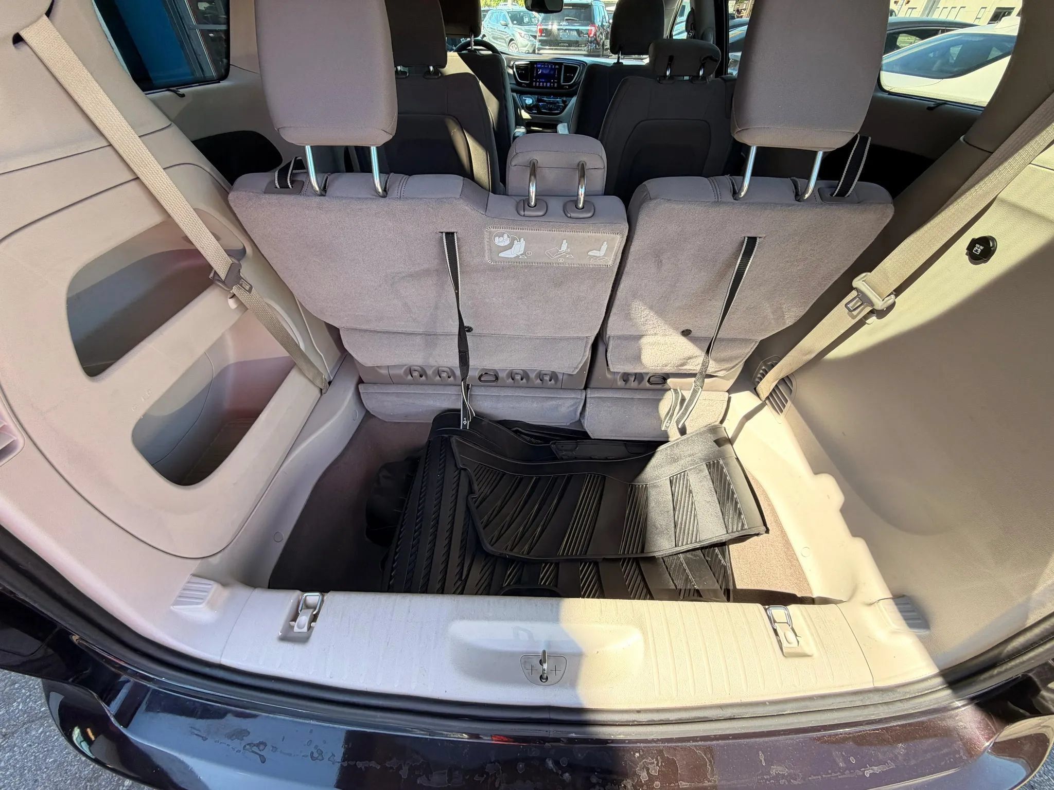 Used 2017 Chrysler Pacifica Touring Plus w/ Tire & Wheel Group FWD image 18