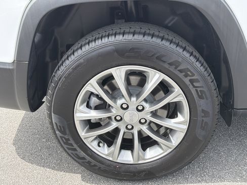 Used 2021 Jeep Cherokee Latitude Lux w/ Comfort/Convenience Group AWD/4WD image 21