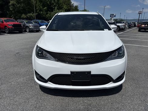 Used 2018 Chrysler Pacifica Touring Plus w/ S Appearance Package FWD image 2