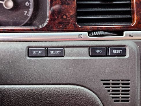 Used 2006 Lincoln Town Car Signature Limited image 14