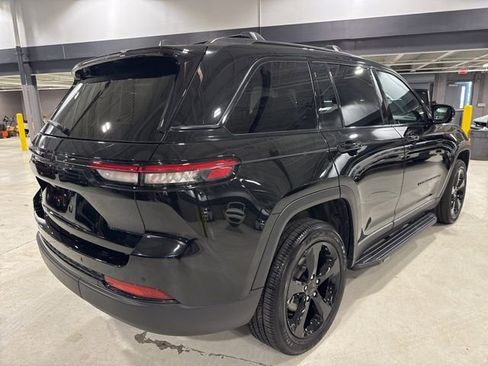 Used 2025 Jeep Grand Cherokee Altitude AWD/4WD image 18