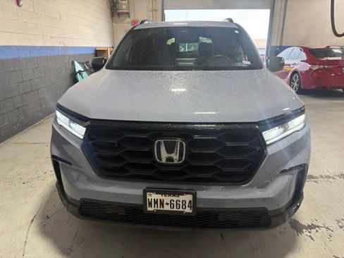 Used 2025 Honda Pilot Sport image 2