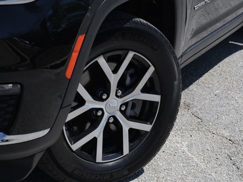 Used 2024 Jeep Grand Cherokee L Limited w/ Luxury Tech Group II image 20