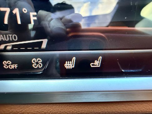 Used 2019 BMW 750i xDrive w/ Executive Package AWD/4WD image 23