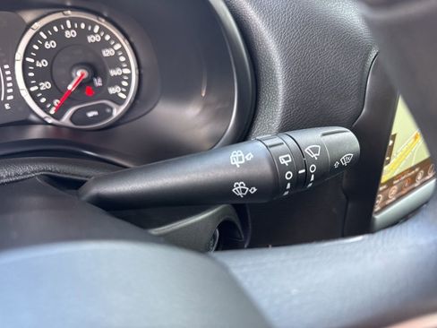 Used 2023 Jeep Renegade Latitude image 20