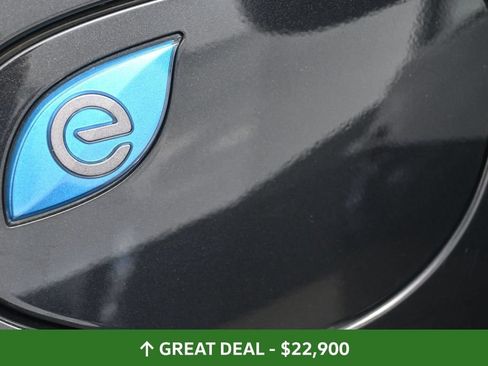 Used 2023 Chrysler Pacifica Touring-L FWD image 18