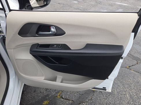 Certified 2024 Chrysler Pacifica Limited FWD image 13