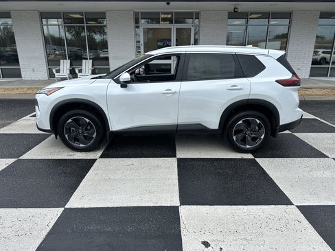 Used 2024 Nissan Rogue SV w/ SV Premium Package image 1