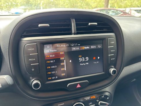 Used 2025 Kia Soul LX w/ LX Technology Package FWD image 20