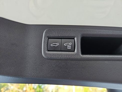 Used 2021 Toyota Venza Limited image 35