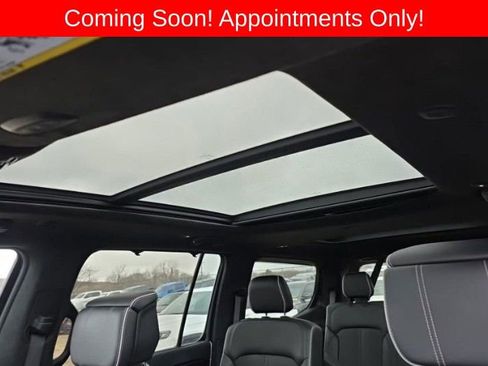 Used 2022 Jeep Grand Wagoneer Series II AWD/4WD image 4