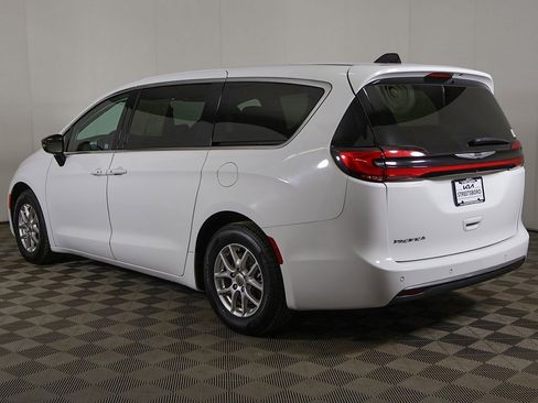 Used 2024 Chrysler Pacifica Touring-L image 10