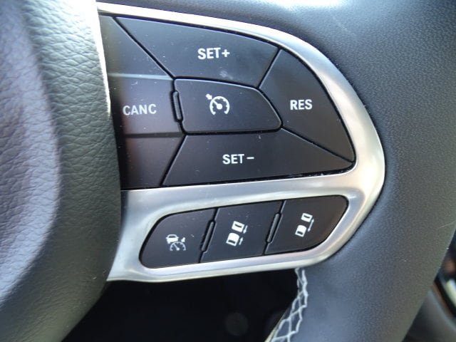 Certified 2025 Chrysler Pacifica Select w/ Uconnect Theater Family Group AWD/4WD image 8