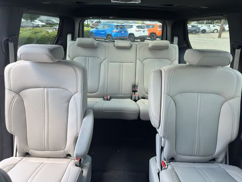 Used 2026 Jeep Grand Wagoneer 4WD w/ Premium Group I image 21