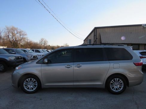 Used 2015 Toyota Sienna XLE w/ XLE Navigation Package FWD image 8