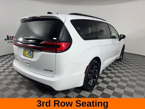 Used 2025 Chrysler Pacifica Limited FWD image 7