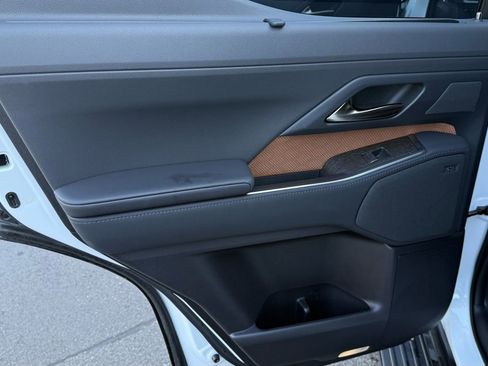 Used 2025 Lexus GX 550 w/ Accessory Package (Z1) image 31