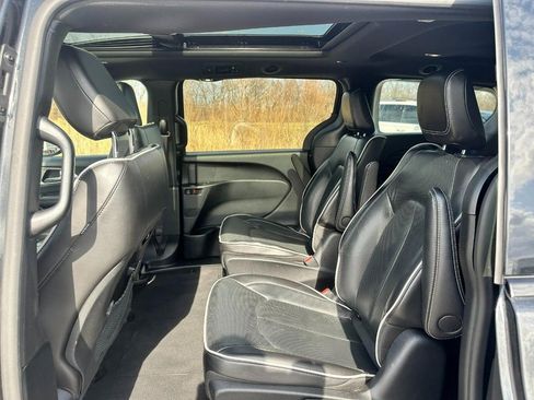 Used 2024 Chrysler Pacifica Premium image 10