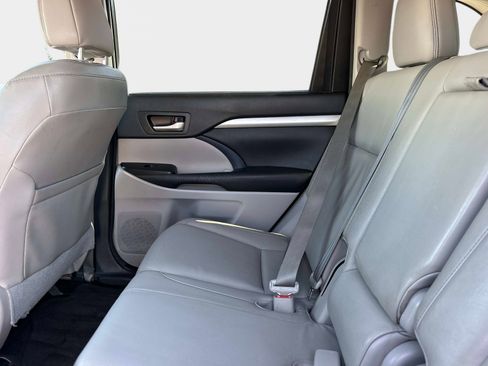 Used 2016 Toyota Highlander XLE image 13