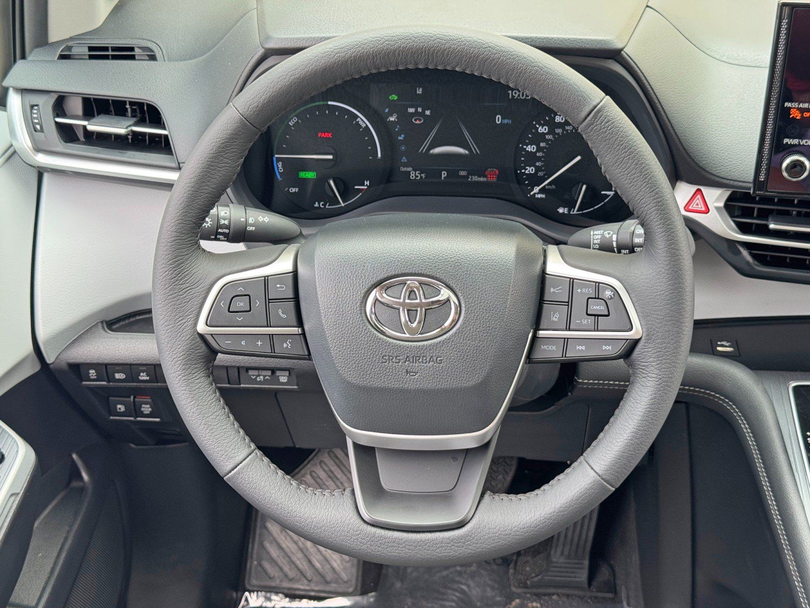 Used 2026 Toyota Sienna XLE FWD image 20