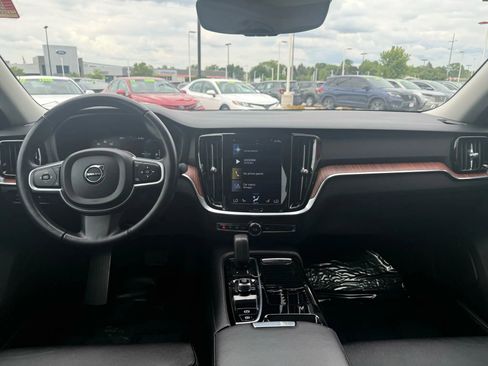 Used 2022 Volvo S60 T8 R-Design Expression image 10