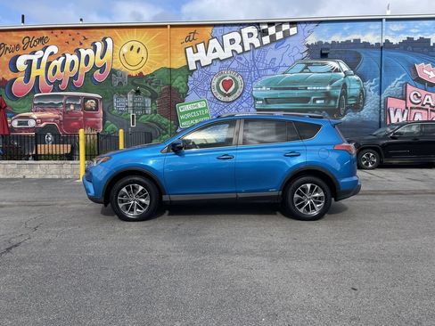 Used 2018 Toyota RAV4 LE AWD/4WD image 2