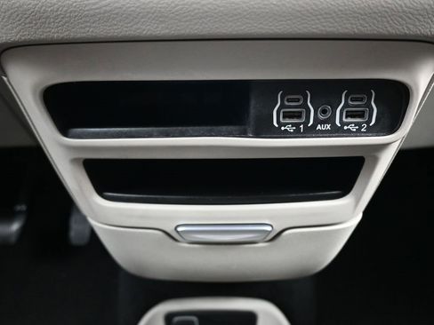 Used 2023 Chrysler Voyager LX image 23